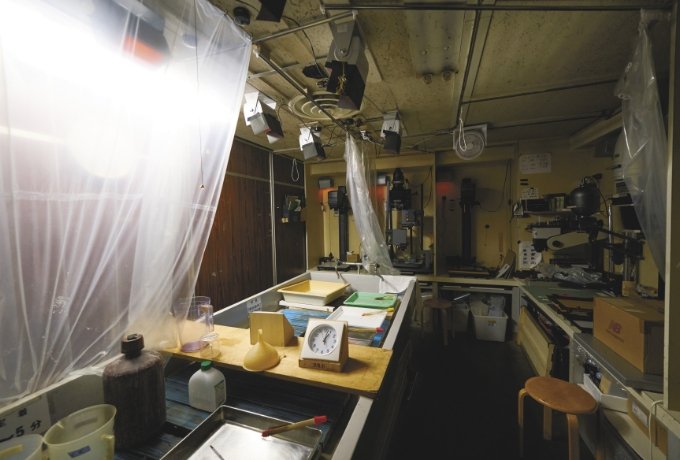 最近では少なくなっている、フィルム写真を印画紙に焼くための暗室設備。