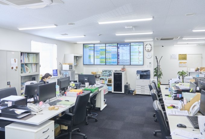 清潔感のある新しい川口市の本社オフィス。