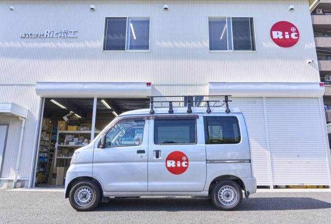 会社のブランディングを考え、Ricのロゴマークを工事社用車やお客様用プレゼント・エコバックに展開。