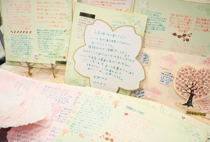 感謝の言葉や赤ちゃんの写真が貼られた、患者さんから寄せられたカードがたくさん
