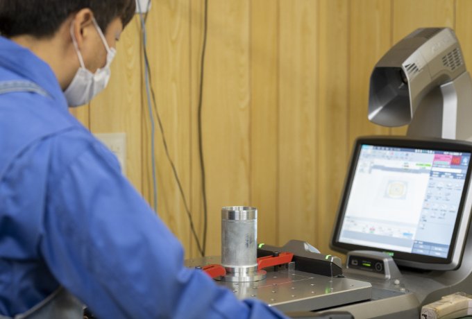 アルミダイカスト製品加工には、作業工程に入る前のマシニングセンタの調整と工程後の製品管理に0.数ミリの狂いも許されないシビアな品質検査が欠かせません。
