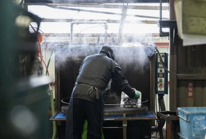 製品の仕上げ段階、微細の削りカスなどを環境に配慮した薬品で洗います。
